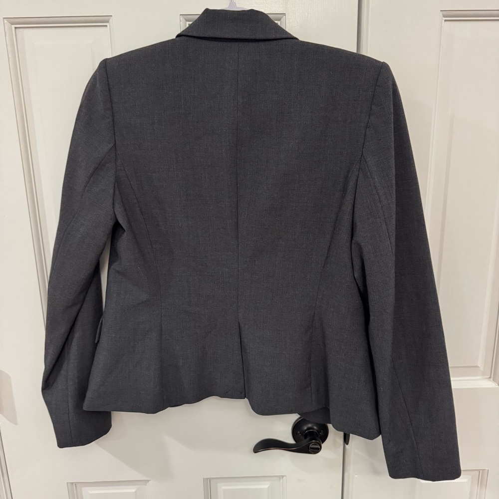 🔥 Calvin Klein Charcoal Gray Blazer – Size 6P | Sleek & Professional 🔥‎ - Picture 2 of 3